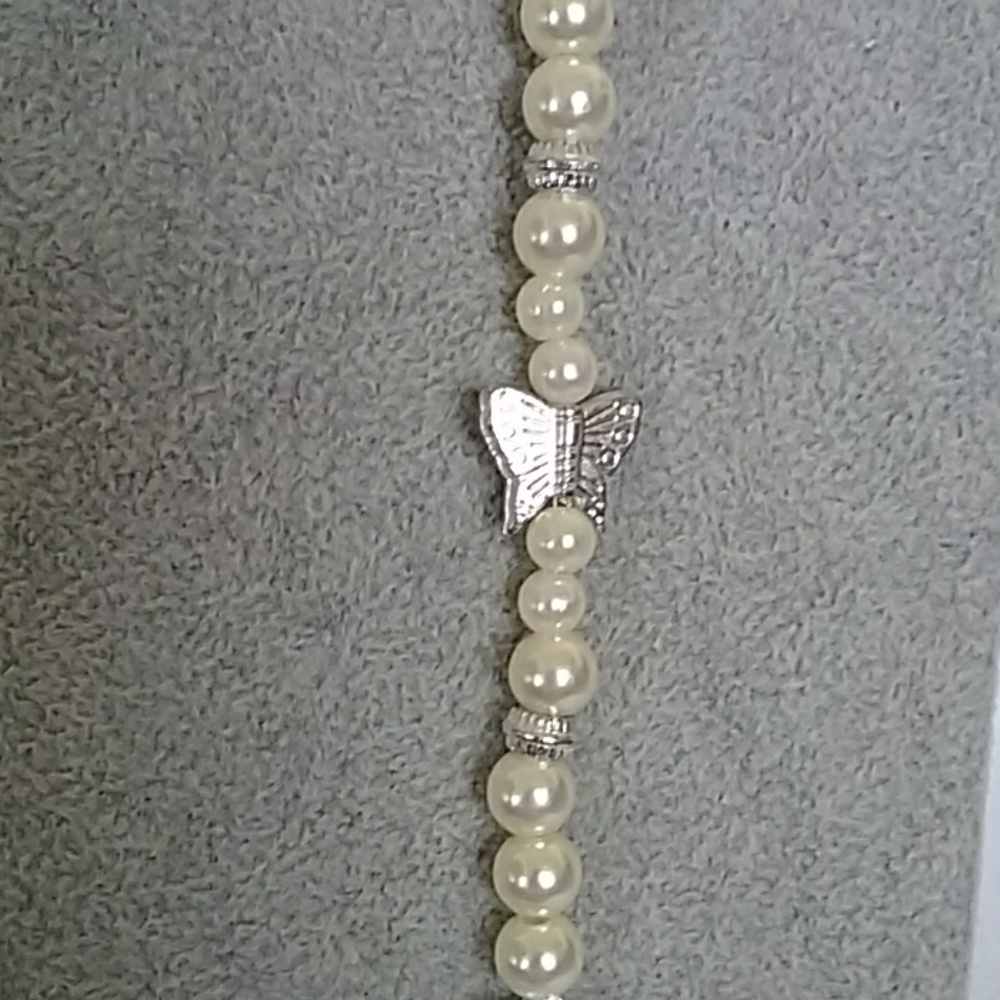 Butterflies and flowers white beaded necklace - Picture 3 of 4